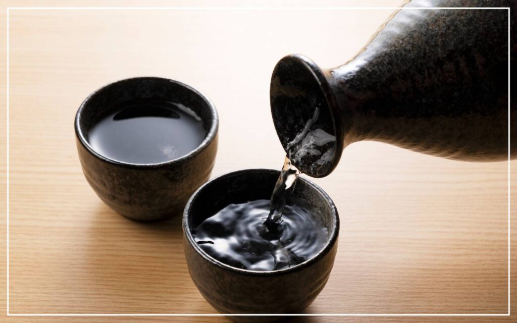 日本酒を注ぐ